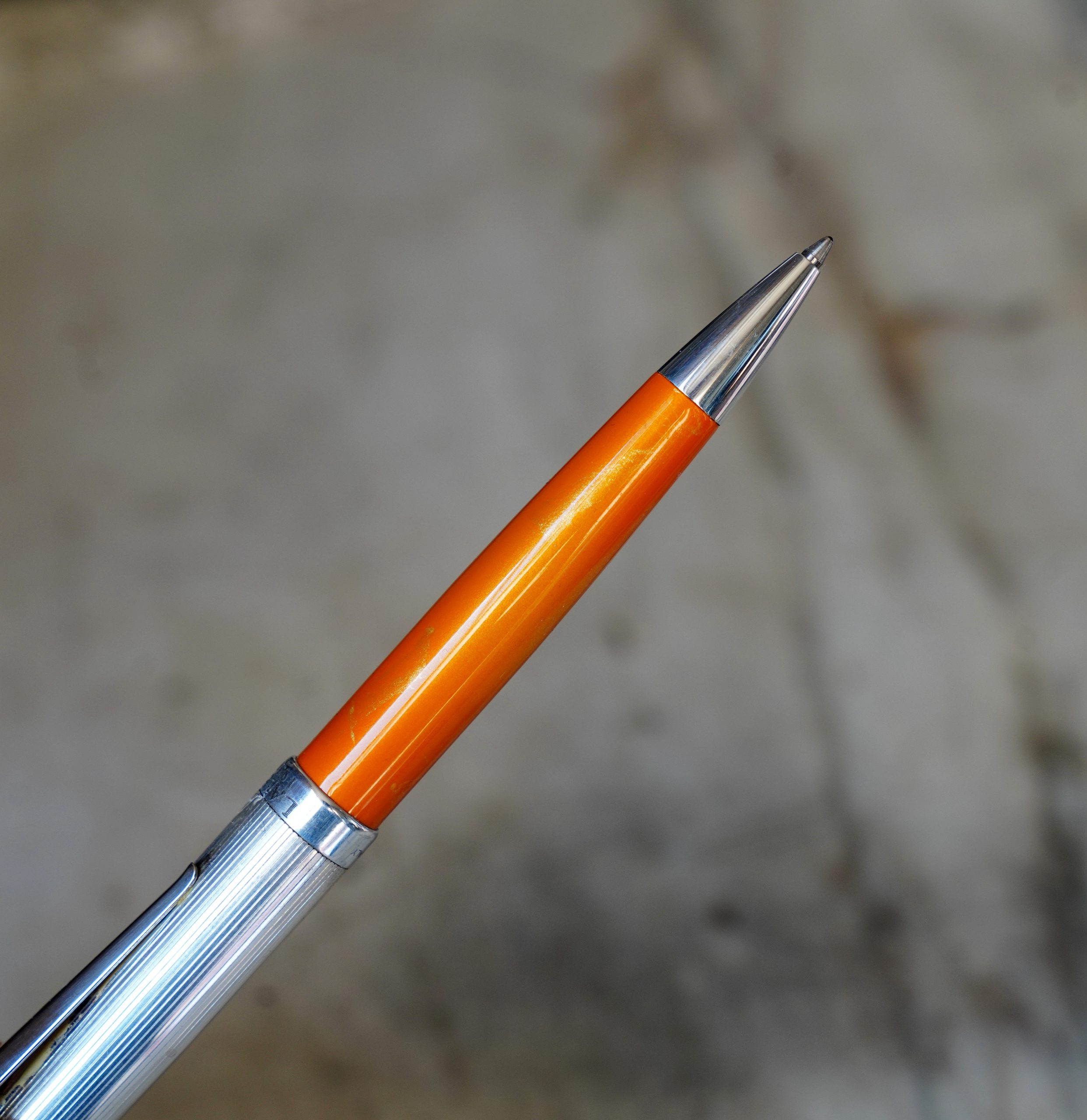 STYLO BILLE LALEX 1938 EN RESINE ORANGE POUSSIERE D'OR & ARGENT MASSIF 925