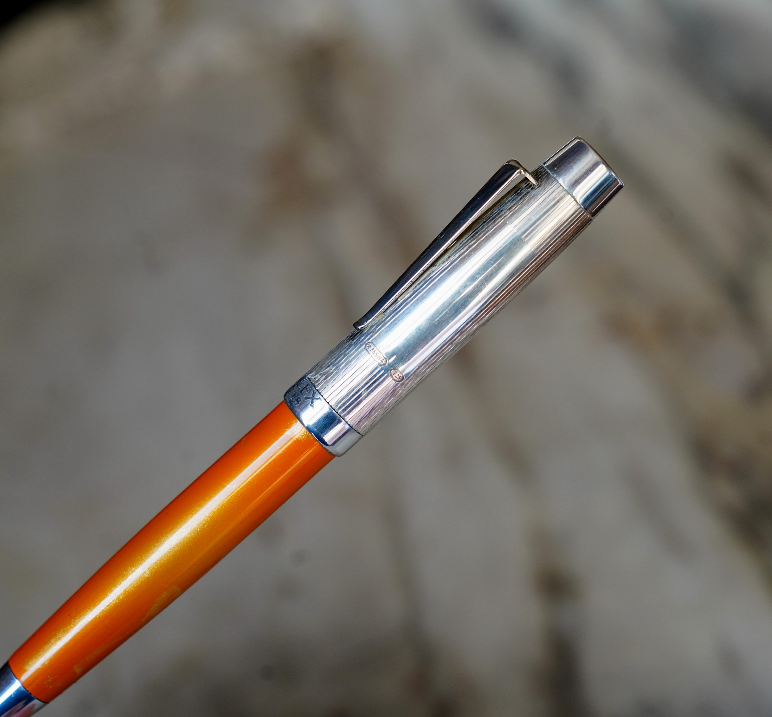 STYLO BILLE LALEX 1938 EN RESINE ORANGE POUSSIERE D'OR & ARGENT MASSIF 925 – Image 2