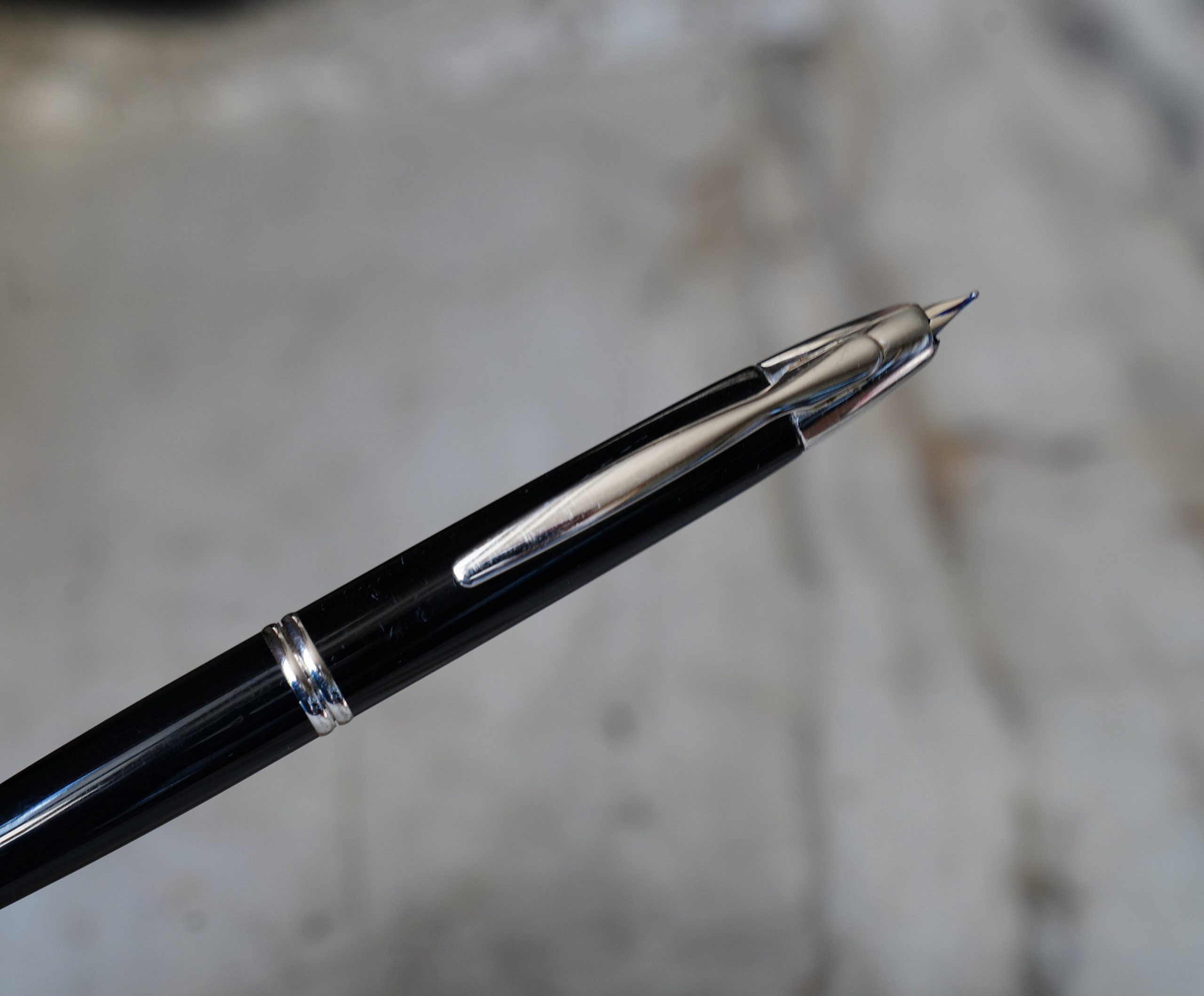 STYLO PLUME PILOT CAPLESS LAQUE NOIRE FINITION PLATINEE - PLUME OR MASSIF 18 K – Image 2