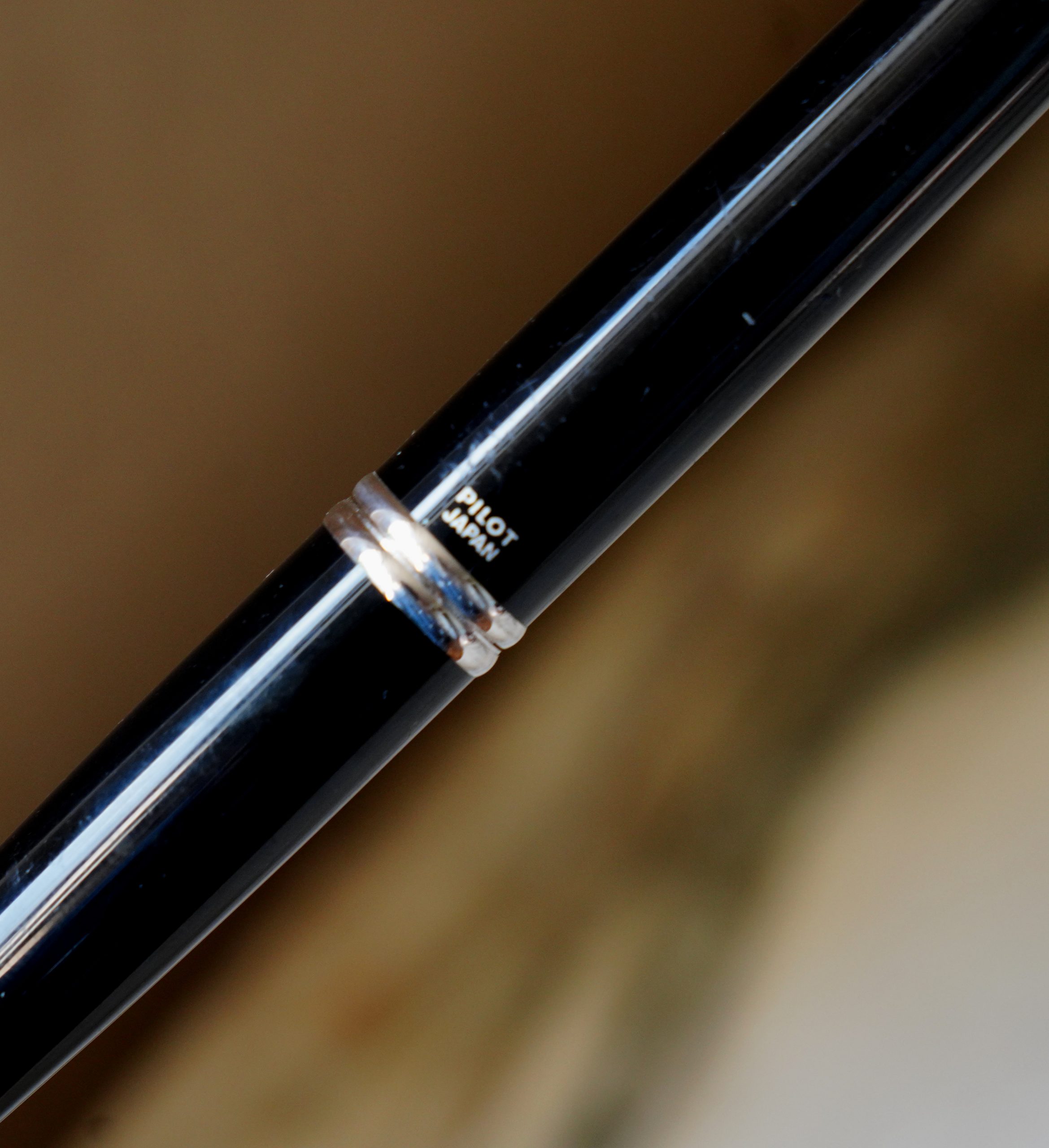 STYLO PLUME PILOT CAPLESS LAQUE NOIRE FINITION PLATINEE - PLUME OR MASSIF 18 K