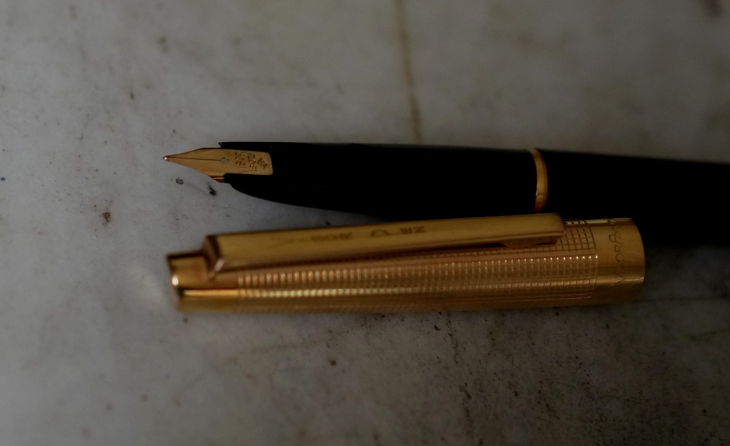STYLO PLUME VISOR PEN EN RESINE NOIRE CAPUCHON PL OR - PLUME OR MASSIF 18 CARATS