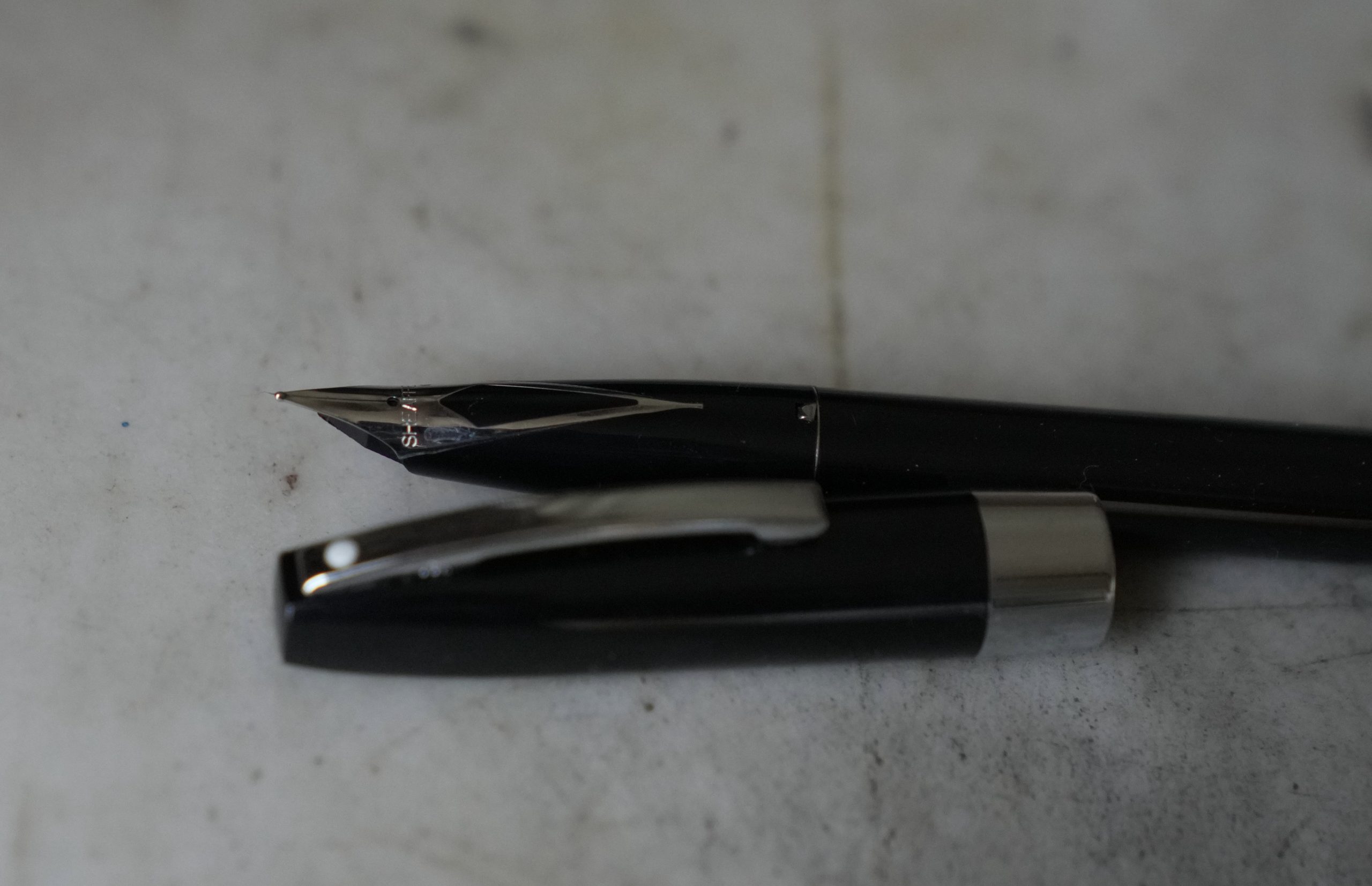 Stylo Plume Sheaffer en Résine Noire & Métal Chromé Plume Loqsange