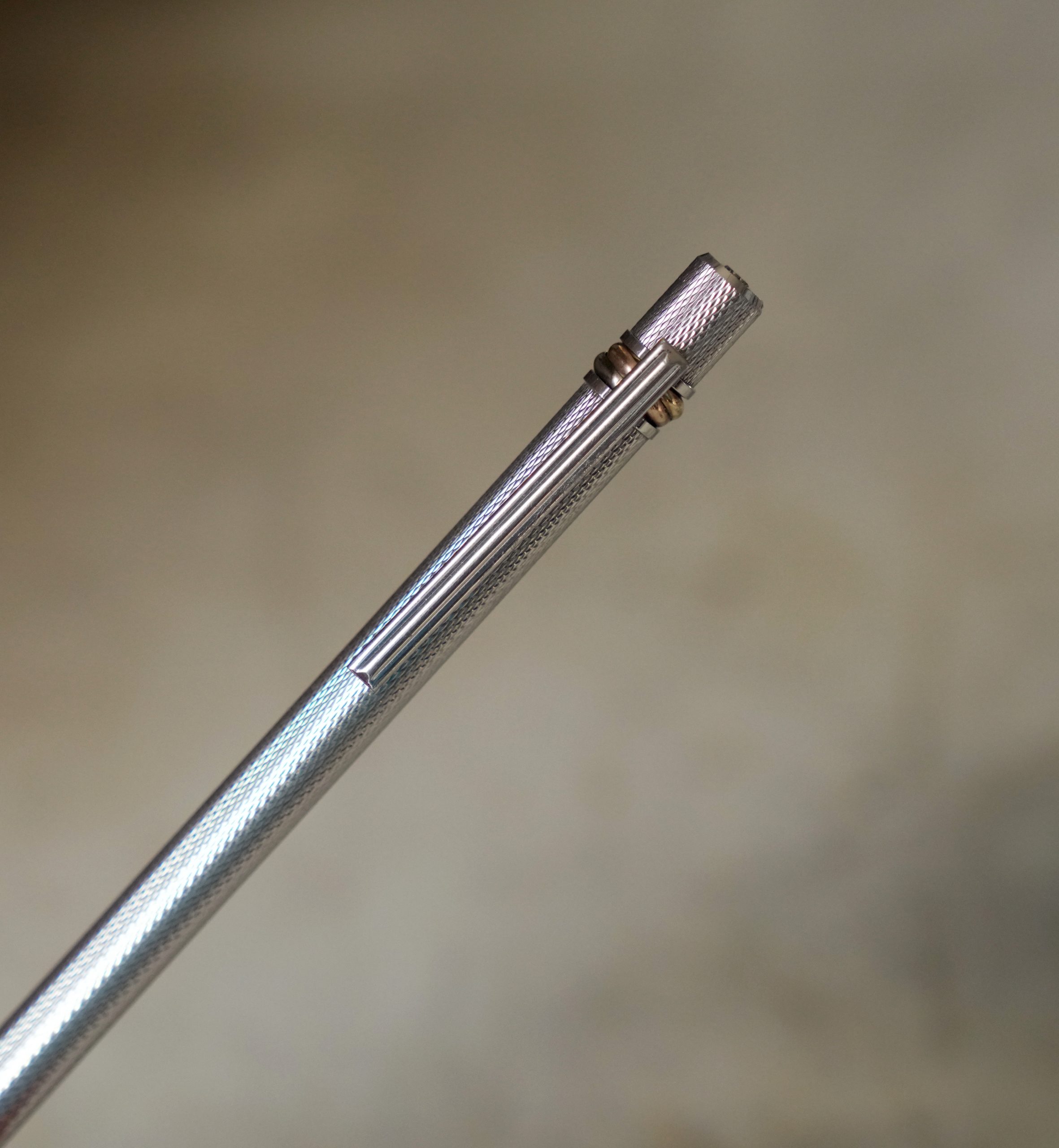 Stylo Bille Must Cartier Trinity Plaqué Argent – Finition Grain d'Orge / Barley Corn