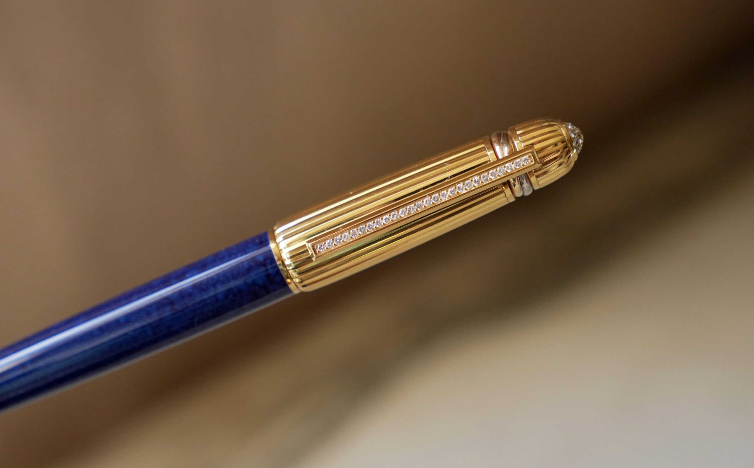 Stylo plume Cartier Pasha en Laque bleue & Godrons - Edition spéciale Royal Diamond – vue 2