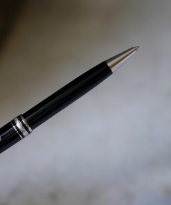 Stylo bille MONTBLANC Meisterstück en résine noire, finition platinée